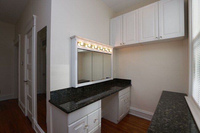 Building Photo - -- AVAILABLE 05/26/2026 -- MUSEUM DISTRICT CHARMER! 2 CAR GARAGE