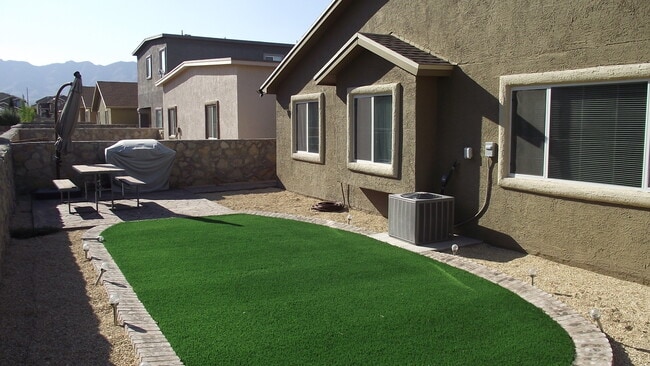 Building Photo - Northeast El Paso/Sandstone Ranch 4 bed with Refrig A/C!