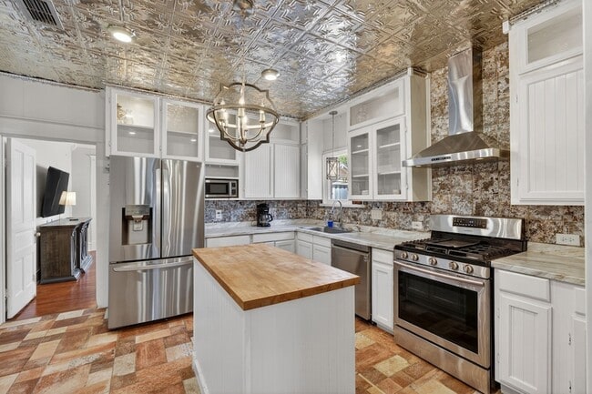 Building Photo - 212 N Grand Ave