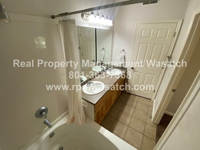 Building Photo - Cute 3 Bedroom 2 Bath Condo with a View!
