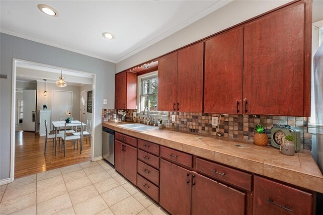 Building Photo - 2639 W 45th St