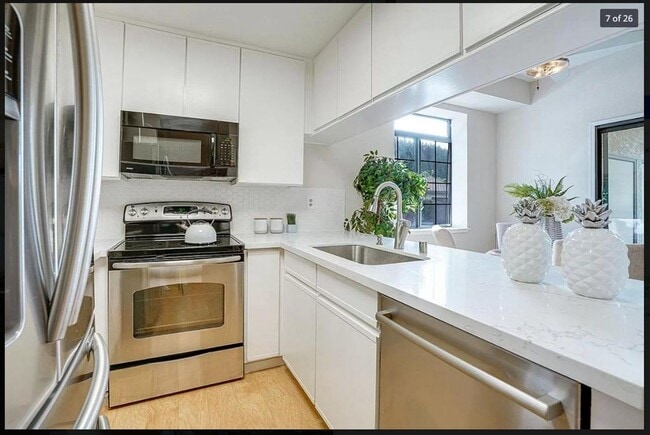 Building Photo - FABULOUS 2 Bed/2 Bath Condo in Sunny Hills...
