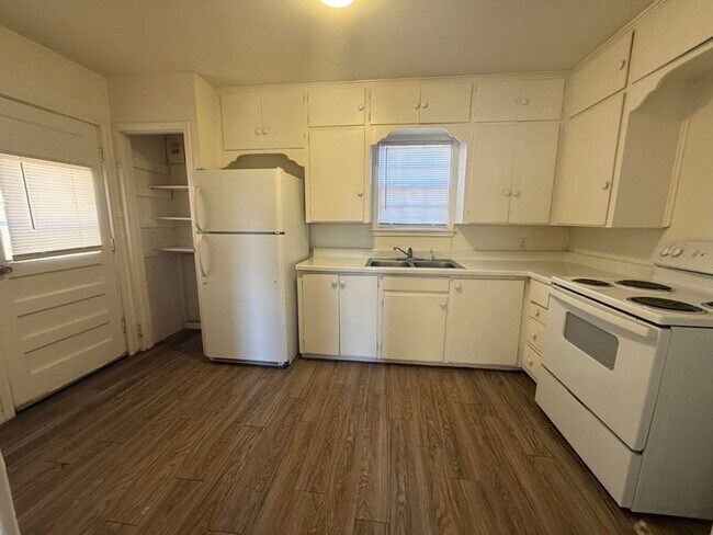 Building Photo - 2 bedroom, 1 bath - Large back yard