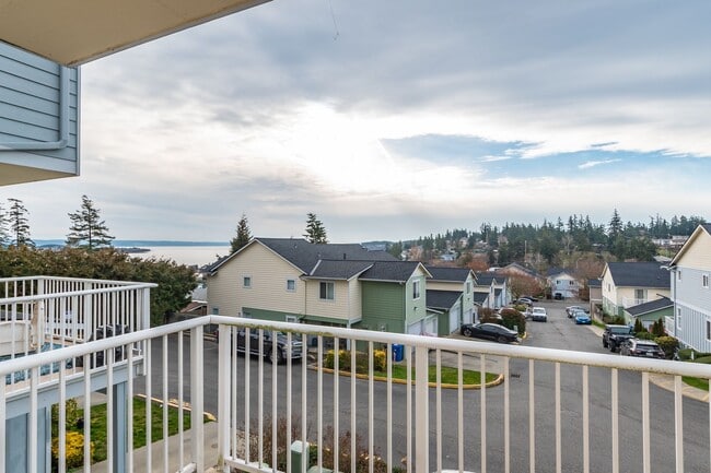 Building Photo - 2 Bedroom, 2.5 Bath Condo in Madrona Heights