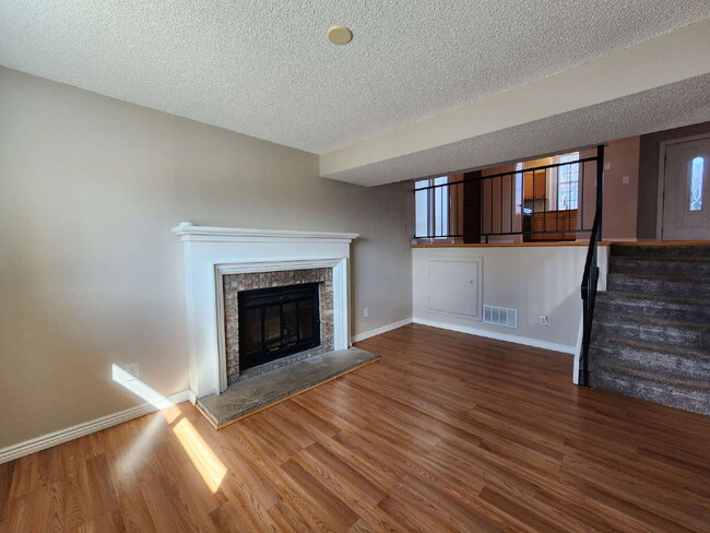 Building Photo - Beautiful 3 Bedroom Home In Great Neighborhood!