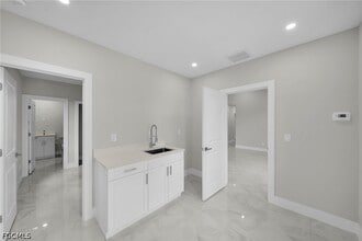 Building Photo - 462 Lampion Ave S
