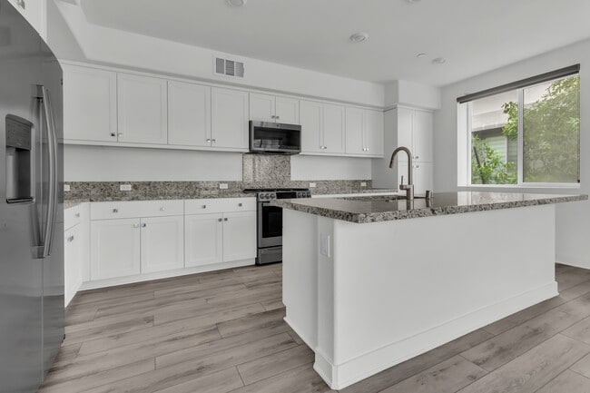 Building Photo - 1879 Union St