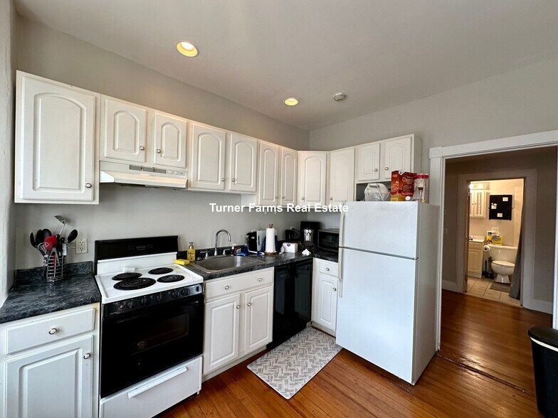 Building Photo - 146 Smith St