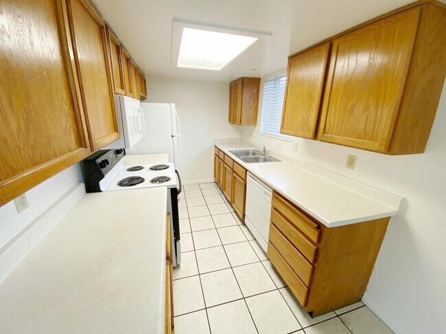 Building Photo - 707 600 W