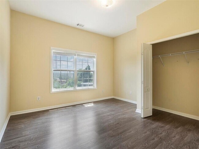 Building Photo - 1929 Hoods Fort Cir NW