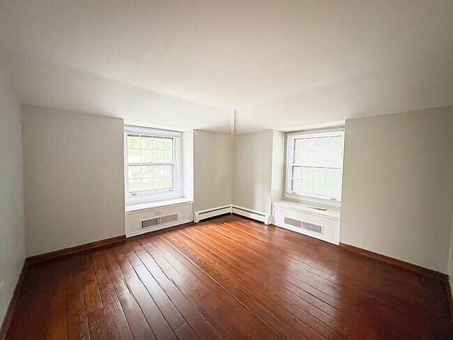 Building Photo - 114 W Hillside Ave