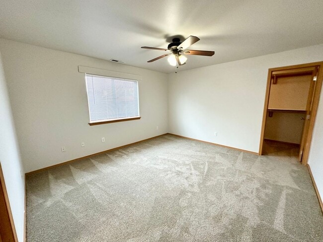 Building Photo - Charming 3 Bedroom Home