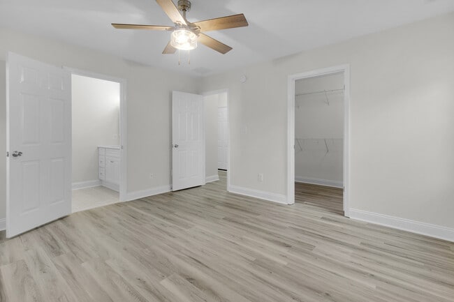 Building Photo - 204 Two Oaks Ct