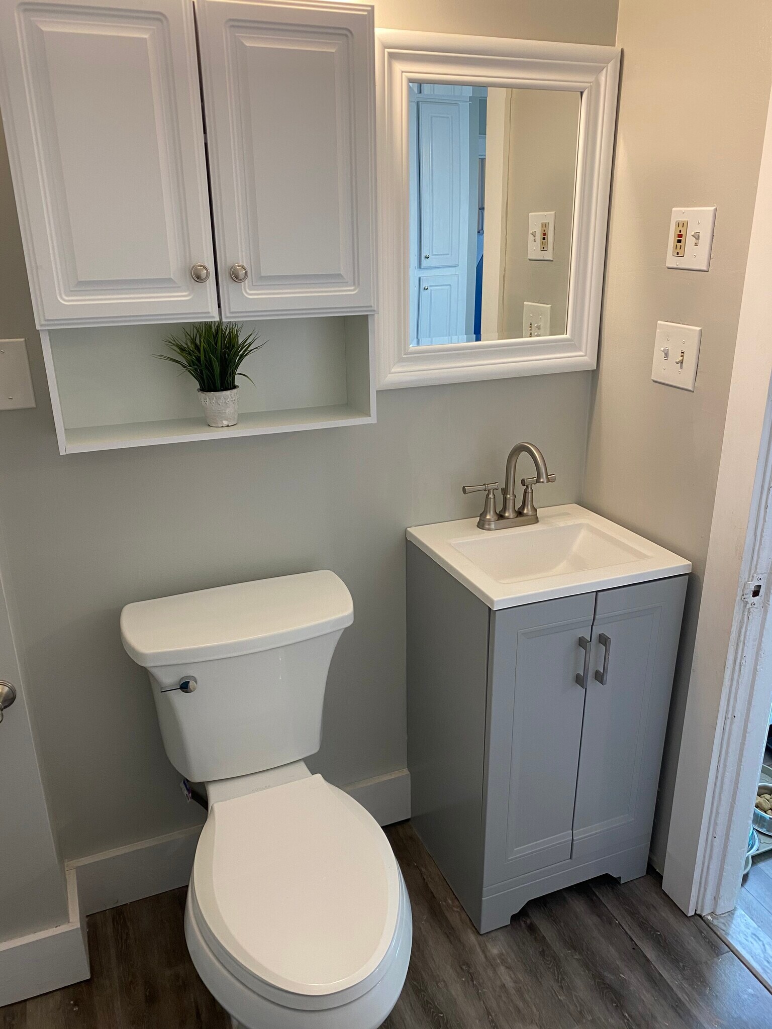 Main floor bathroom - 694 Ten Rod Rd