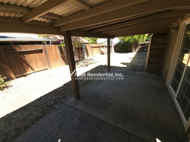 Building Photo - Cute Florin Area 3bd/2ba House with 2 Car ...