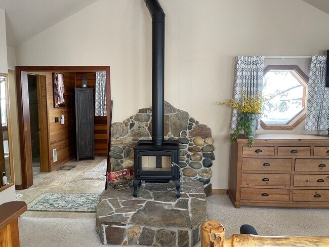 Building Photo - Beautiful furnished house in Stateline available now!