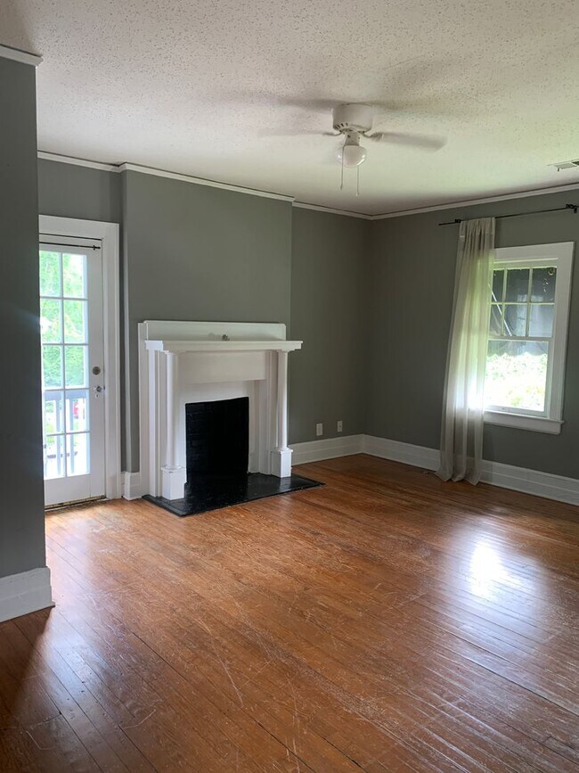 Building Photo - Beautiful Historic 3 Bedroom 2 Bath House on Colonial Drive