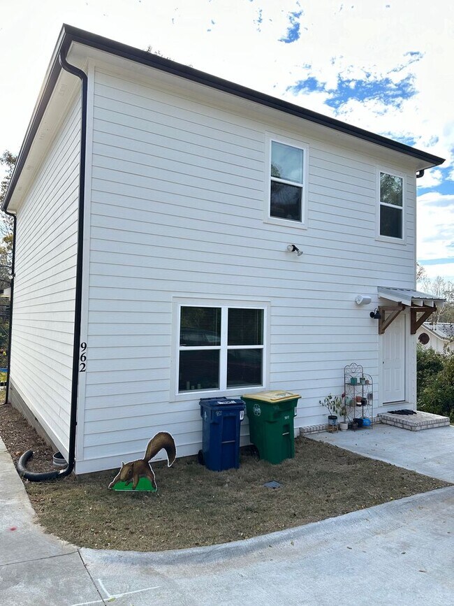 Building Photo - Four Bedroom Available off MLK