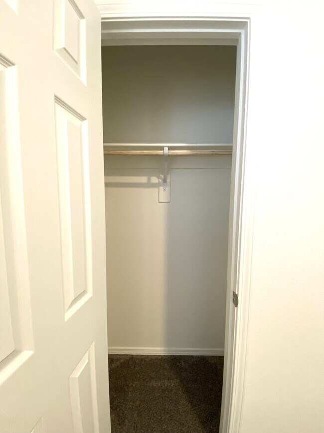 Building Photo - MUST SEE 3BR/2Bath