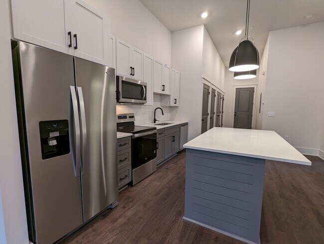 Building Photo - Modern Condo in the heart of East Nashville, just steps from South Inglewood Park!