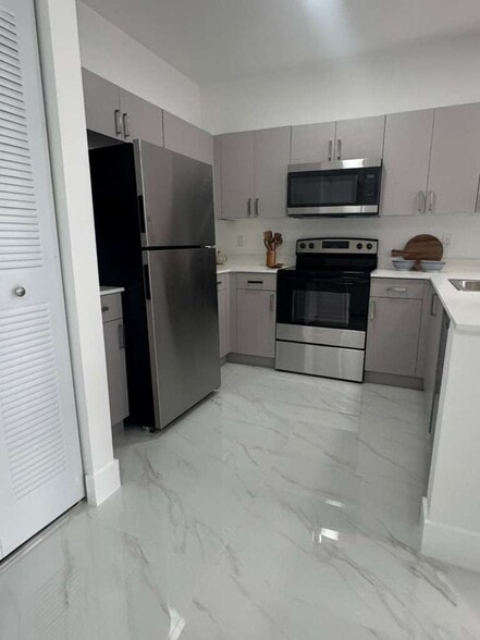 Building Photo - 1042 W 66th St