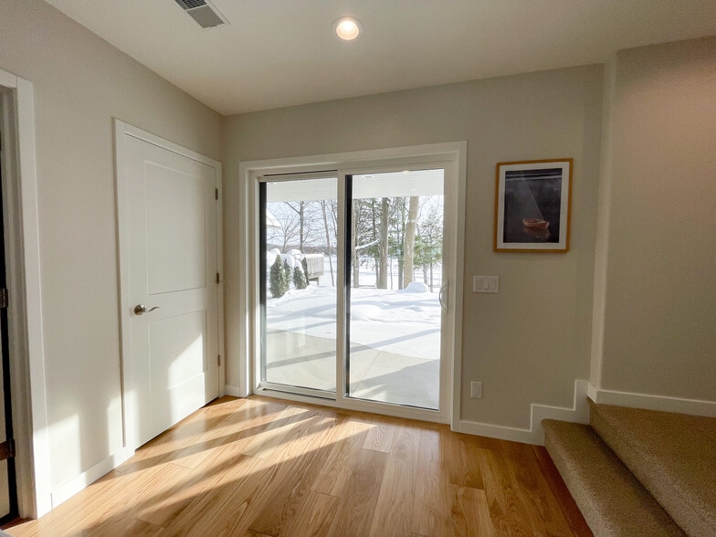 Building Photo - 8073 Outer Dr S