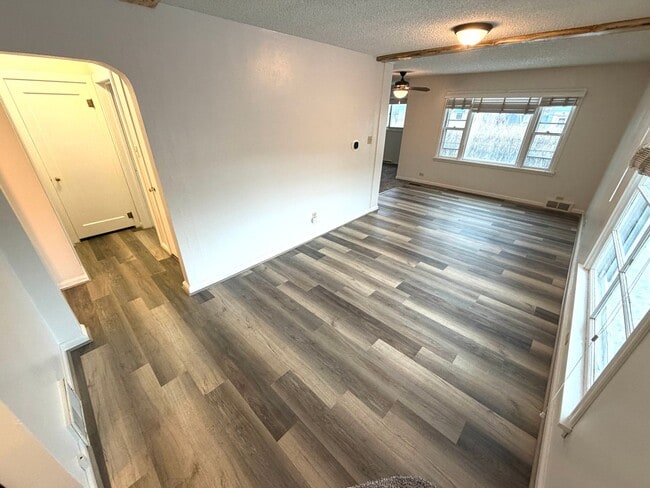 Building Photo - 3 Bed 1 Bath Single Family Home W/ Fully Fenced Yard and Garage!