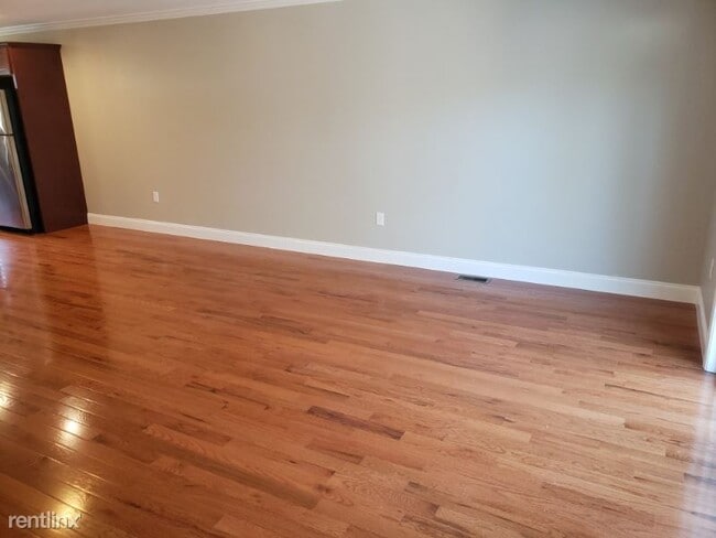 Building Photo - 5 Twin Ponds Dr