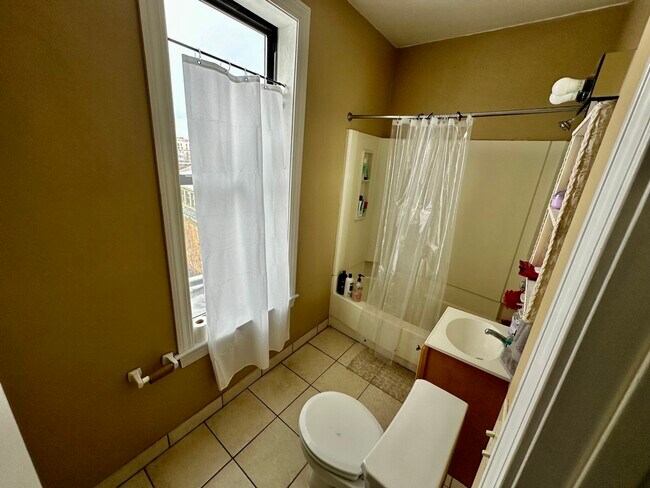 Building Photo - 17 Highgate St