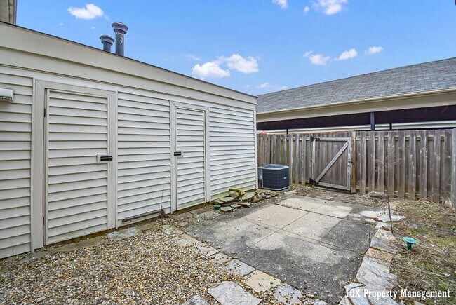 Building Photo - 911 Manor Ln