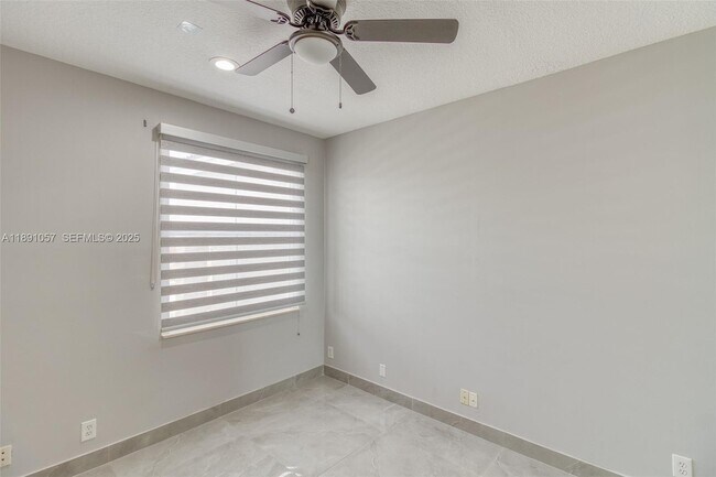 Building Photo - 3810 SW 51st St