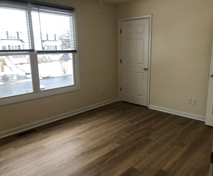 Building Photo - 1246 Goldfinch Dr
