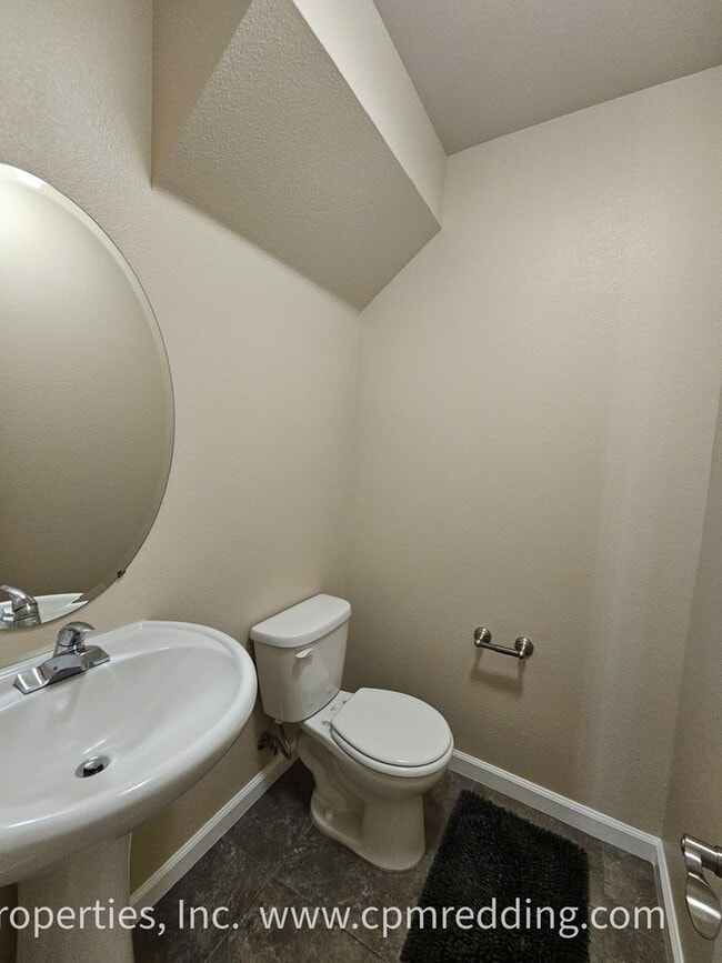 Building Photo - Spacious 5 Bedroom in the Heart of Redding!