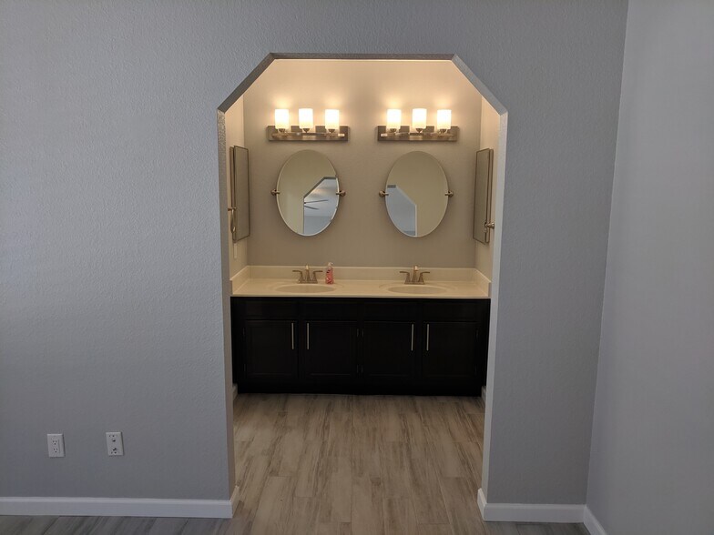 Master bdrm - Entry to Vanity and sink area. South wall - 14101 N 78th Dr
