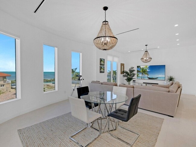 Building Photo - 317 E Seaview Cir