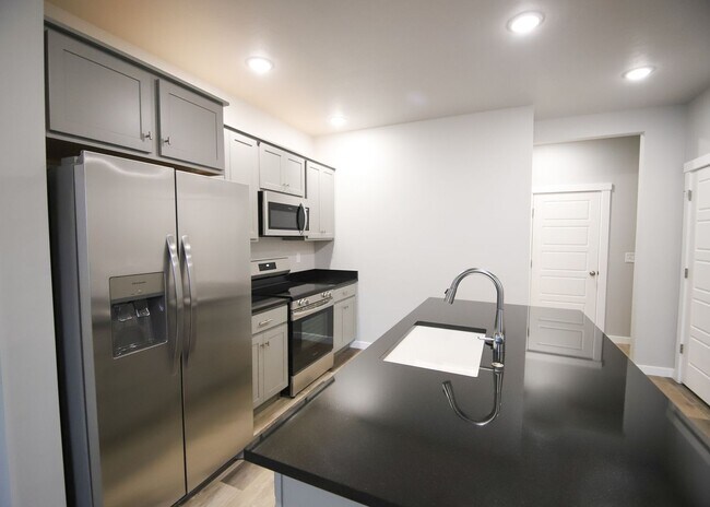 Building Photo - Baraya Townhomes: Modern Townhomes for Rent in Meridian, ID