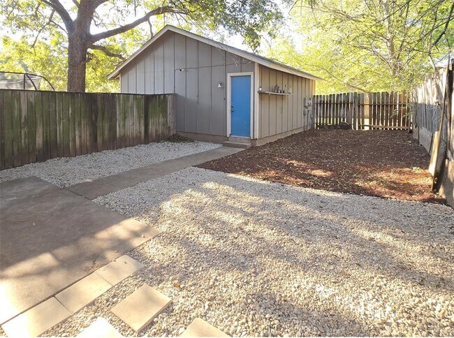 Building Photo - 1305 Dobie Dr