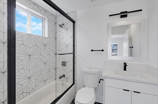 Building Photo - Newer Townhouse Available!