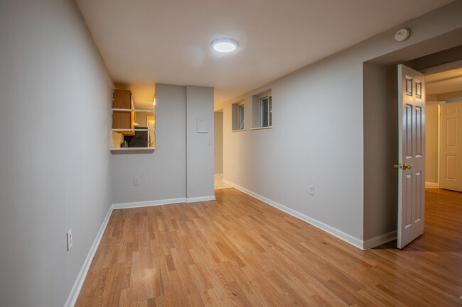 Building Photo - Cute 2 BR/1 BA Condo Apartment in Bellevue!