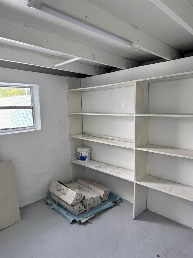 Building Photo - 881 Hialeah Dr