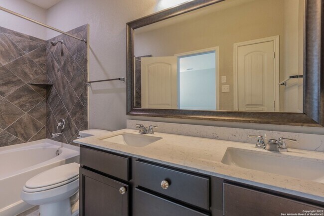 Building Photo - 3592 Vuitton