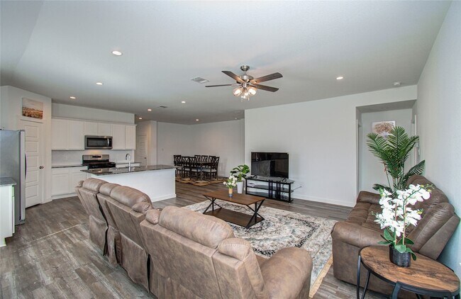 Building Photo - 8611 Shumard Oak Dr