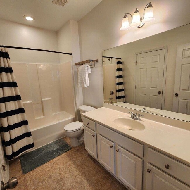 Building Photo - Stunning 3BD, 2.5BA Raleigh Townhome with a 1-Car Garage and Premier HOA Amenities
