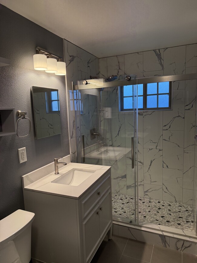 Building Photo - 558 Madrona St