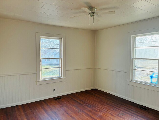 Building Photo - 16 Little St