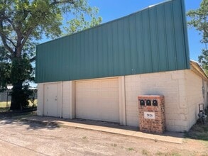 Building Photo - 2826 Pine St