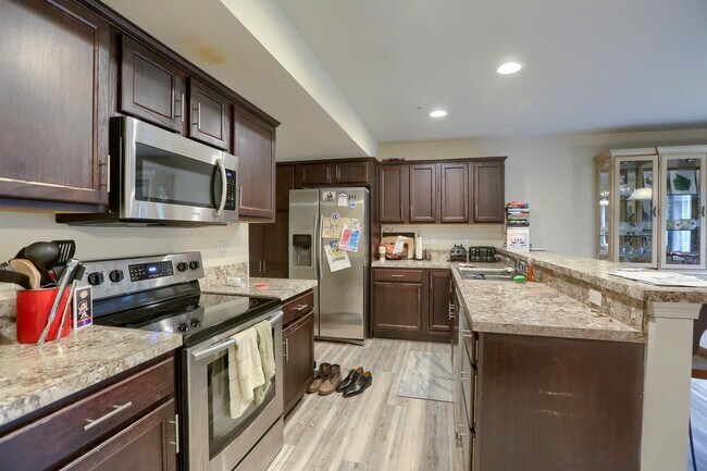 Building Photo - Furnished 3 bedroom townhome