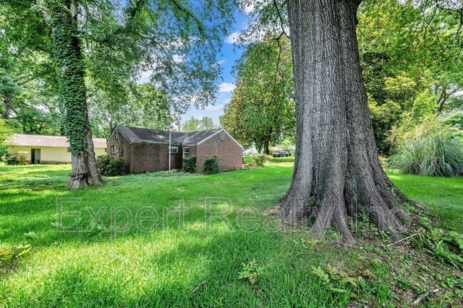 Building Photo - 216 Meadowood Ave
