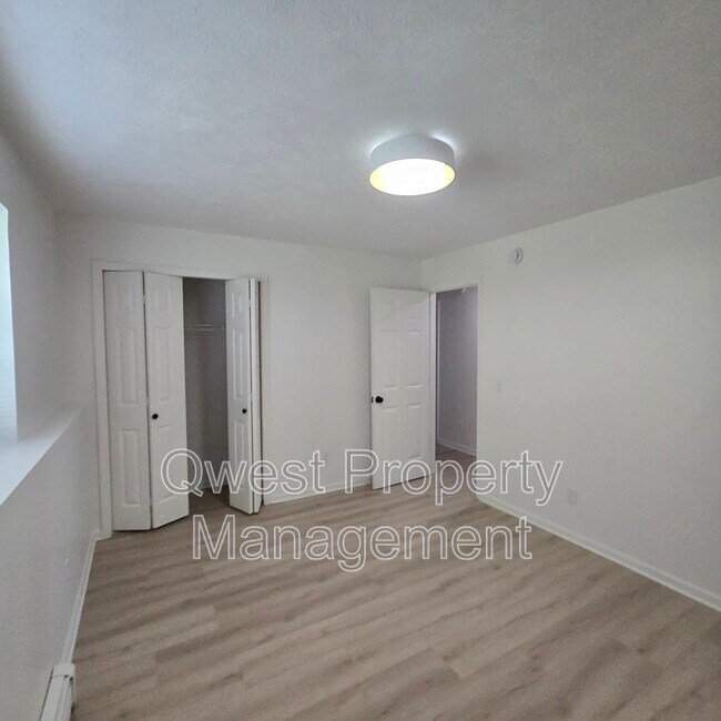 Building Photo - 3829 Silver Lake Rd