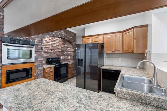 Building Photo - 6827 Hollow Hearth Dr